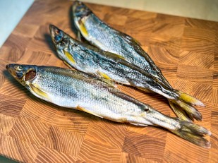 Ведро Ржаные гренки со вкусом Лечо (1 кг): Корюшка без икры вяленая ГОСТ (крупная)