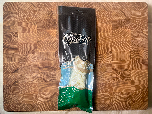 Сыр 100 гр ГОРНЫЙ СЫРОВАР (Косичка с укропом и чесноком) в Сургуте